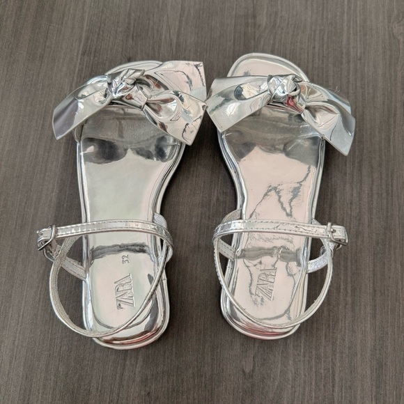 Zara kids girls mirrored bow sandals shiny silver size 32 or US 1 - Picture 5 of 11
